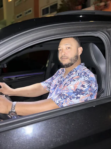Patrick, chauffeur OUT VTC 974 au volant