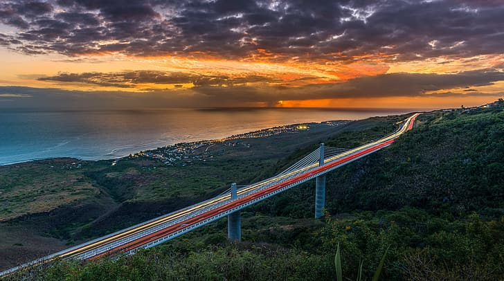 Route et paysage de La Réunion au coucher du soleil